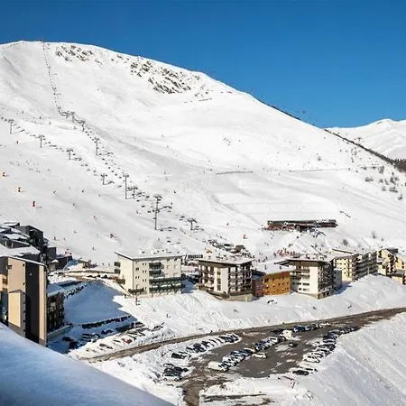 4 Personnes Au Pied Des Piste Et Sentier De Randonne