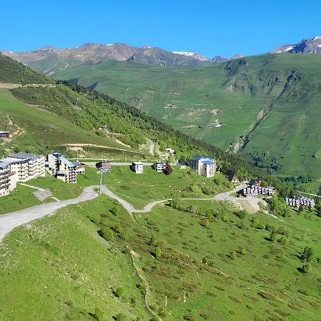 4 Personnes Au Pied Des Piste Et Sentier De Randonne