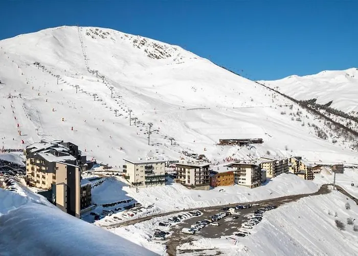 4 Personnes Au Pied Des Piste Et Sentier De Randonne