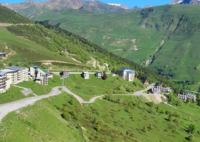 4 Personnes Au Pied Des Piste Et Sentier De Randonne